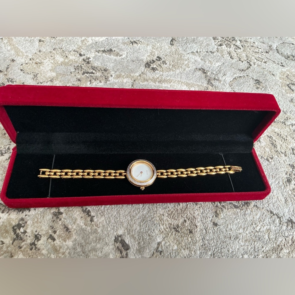 Beautiful DRESSY GUCCI chain bezel watch🔥🔥🔥 - Picture 5 of 16